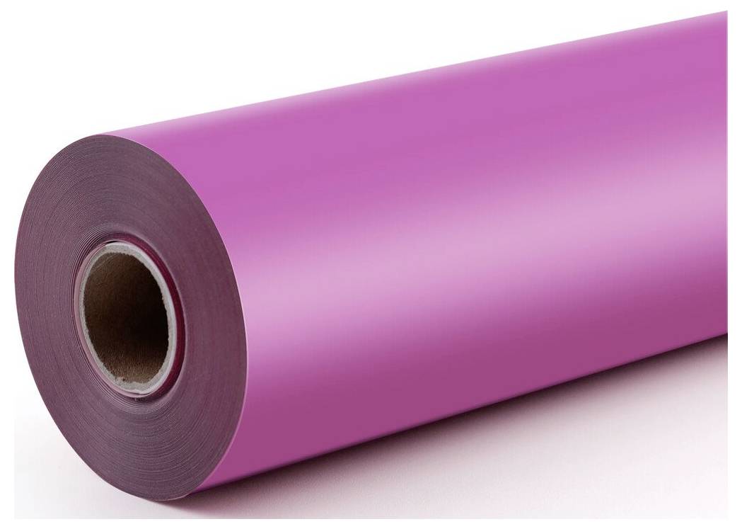 Eine große Rolle glänzendes rosa Papier oder Folie auf weißem Hintergrund.