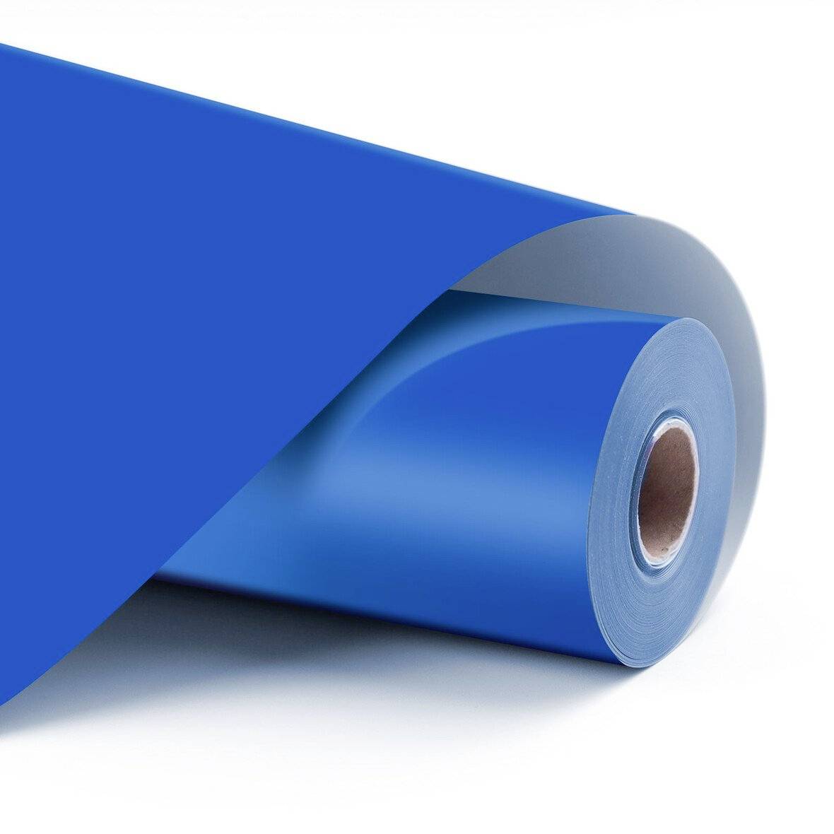 Blaue Materialrolle teilweise aufgewickelt auf weißem Hintergrund, zeigend einen zylindrischen Kern und gefaltetes Blatt.