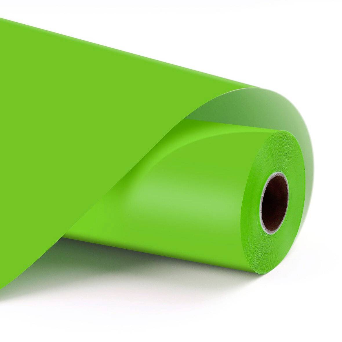Leuchtend grüne gerollte Kunststofffolie auf weißem Hintergrund, wobei eine Rolle teilweise abgewickelt ist und der hohle Kern sichtbar ist.