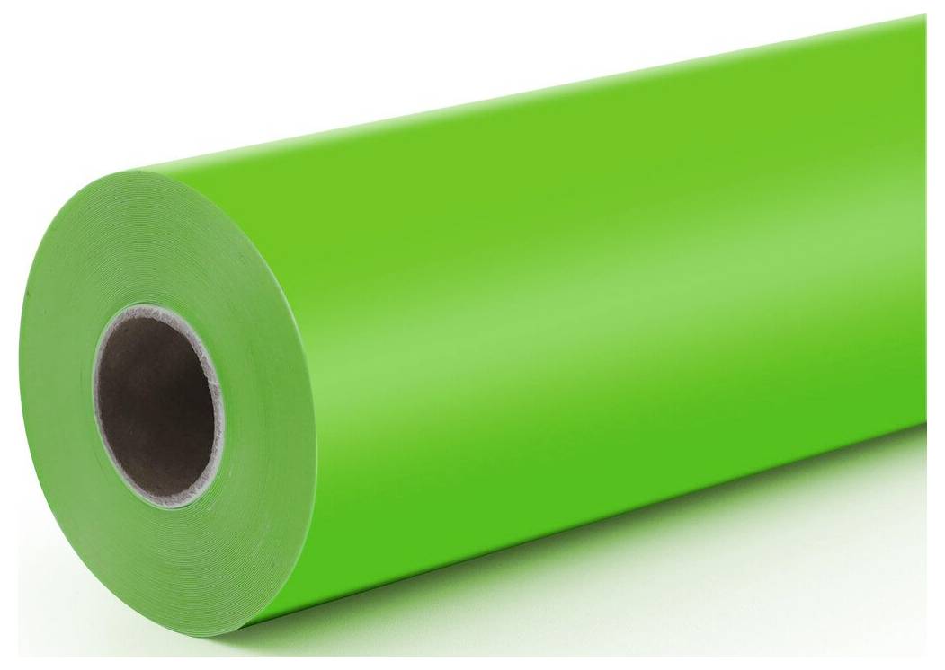 Eine helle grüne Rolle aus glänzender Klebfolien oder Papier, gezeigt auf weißem Hintergrund mit sichtbarem hohlem Pappkern.
