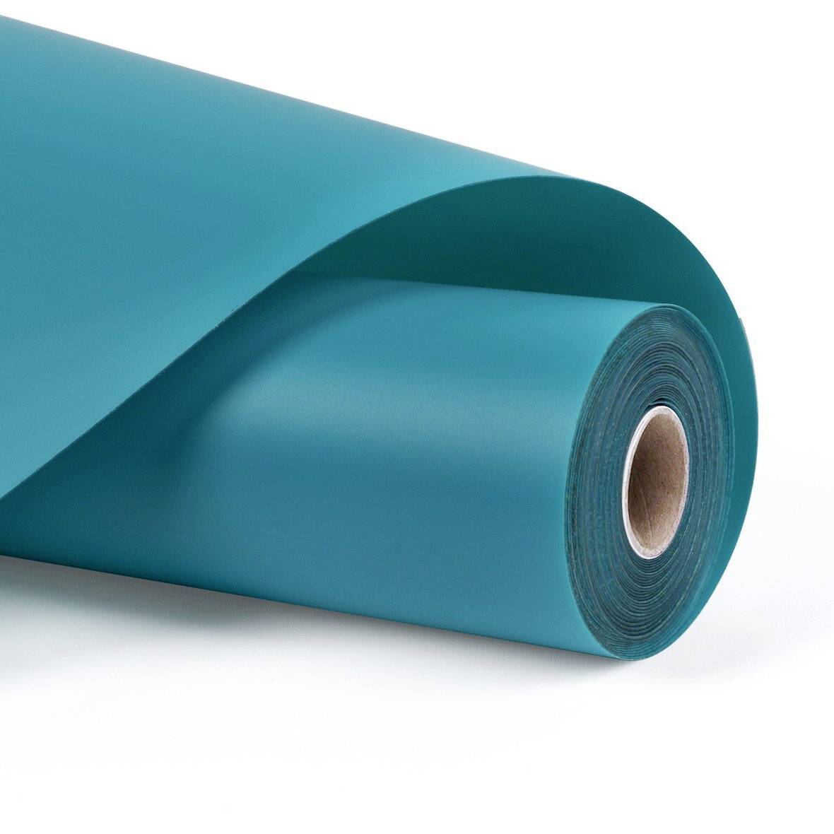 Aufgerolltes Papier oder Vinyl-Blatt in Blaugrün auf weißem Hintergrund, das zeigt den freigelegten Kartonkern der Rolle.
