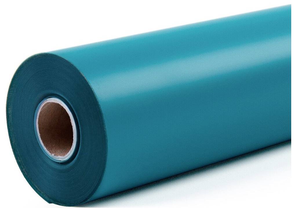Große Rolle aus türkisblauem Kunststoff- oder Papiermaterial auf einer Spule, in Nahaufnahme vor weißem Hintergrund gezeigt.