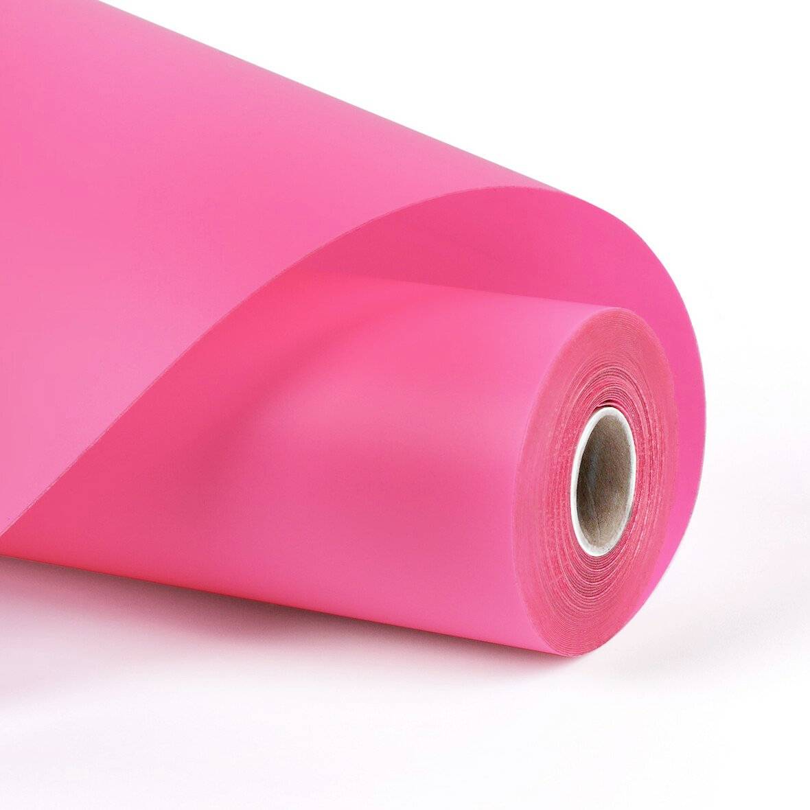 Eine leuchtend rosa Rolle aus Papier oder Vinyl liegt auf einer weißen Oberfläche, wobei der Kartonkern am rechten Ende sichtbar ist.