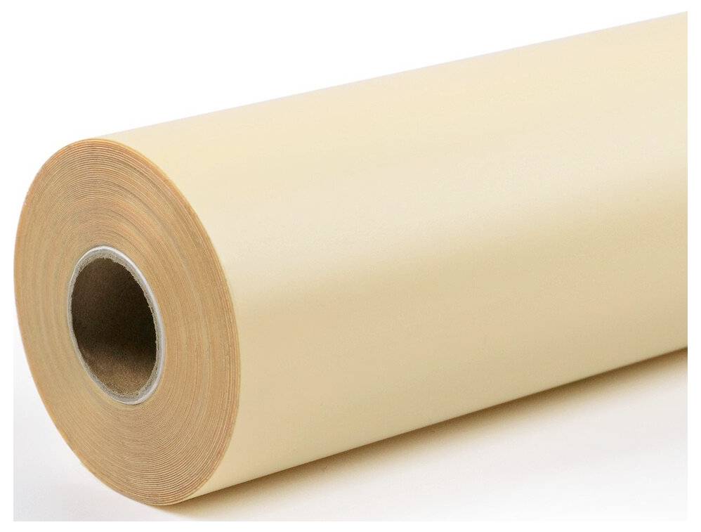 Eine große Rolle aus beigefarbenem Papier oder Klebstoffmaterial auf weißem Hintergrund, in Nahaufnahme mit sichtbarem Pappkern dargestellt.