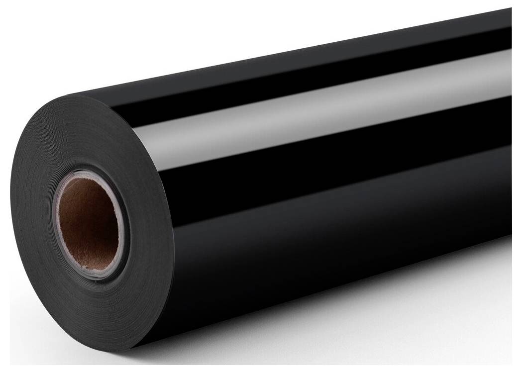 Eine große Rolle glänzender schwarzer Film- oder Vinyliummaterial auf weißem Hintergrund.