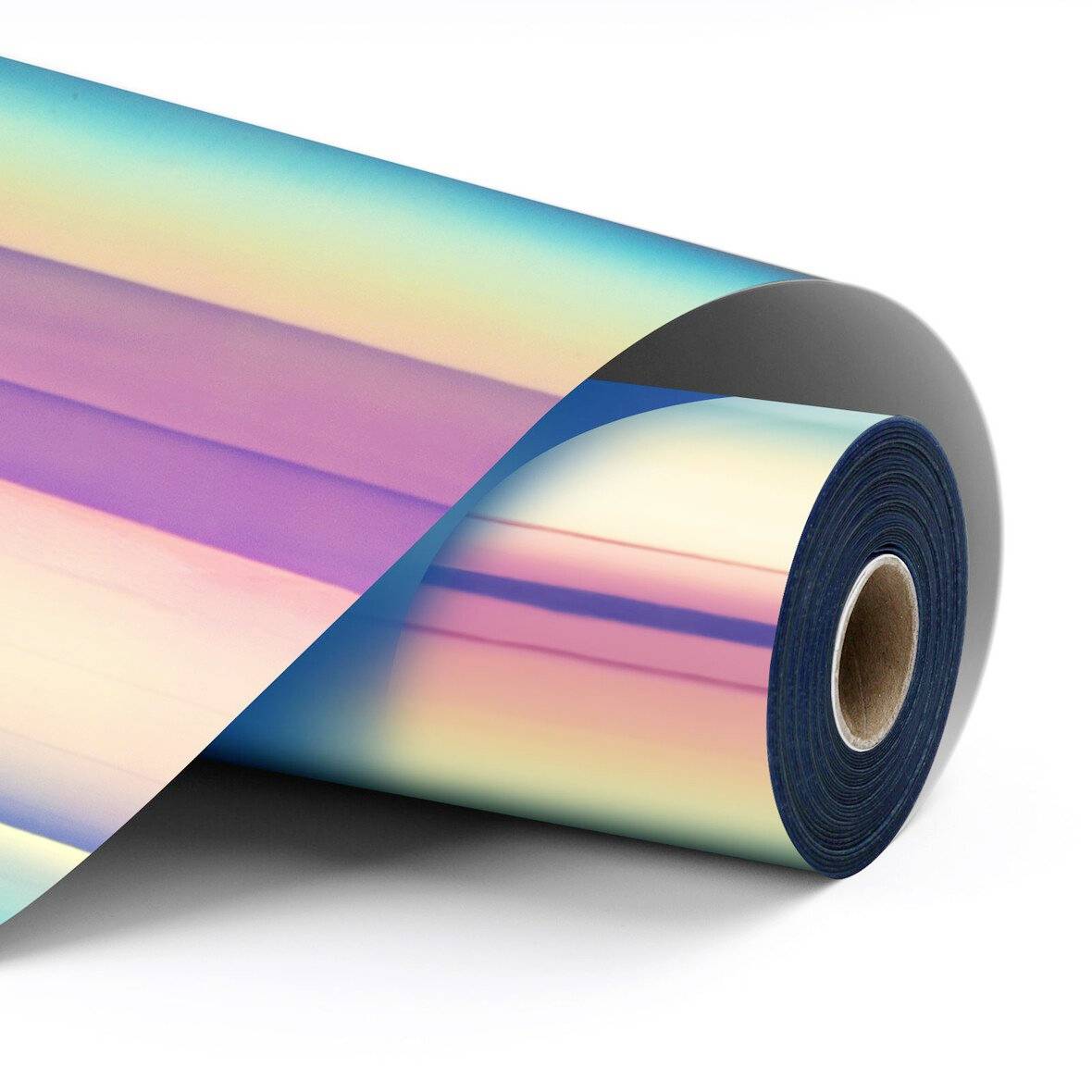 Aufgerollter schimmernder holografischer Film mit einem Regenbogenfarbverlauf auf weißem Hintergrund.