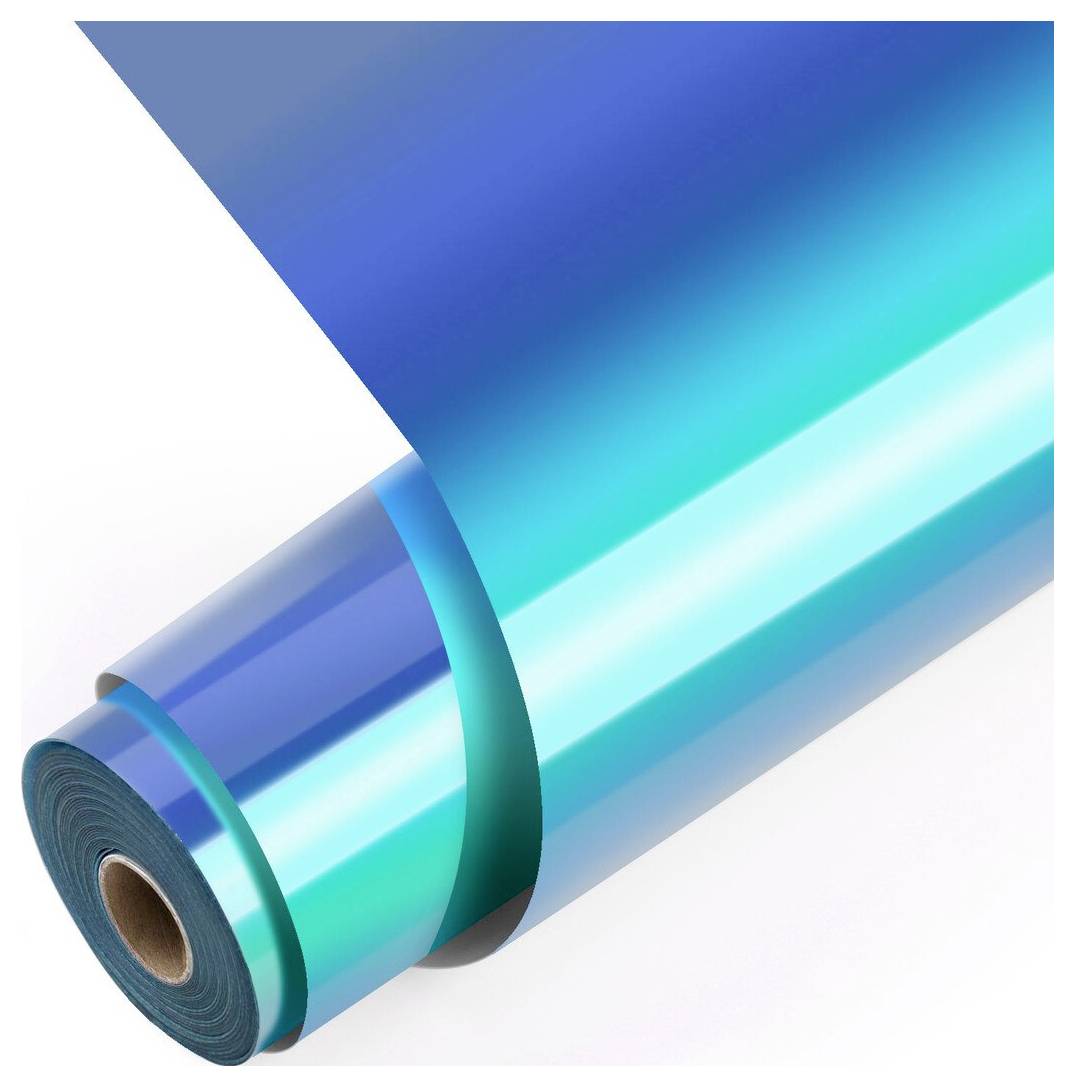 Aufgerollte blau und türkisfarbene transparente Kunststofffolie auf einer Spule, in Nahaufnahme auf weißem Hintergrund gezeigt.