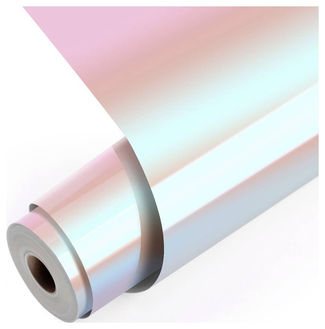 Eine Rolle aus schillerndem holografischem Film mit rosa und blauem Glanz, teilweise abgerollt auf weißem Hintergrund dargestellt.