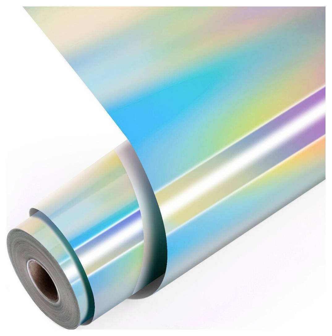 Rolle aus irisierendem holografischem Film auf weißem Hintergrund, teilweise abgerollt mit reflexivem Regenbogenschimmer.