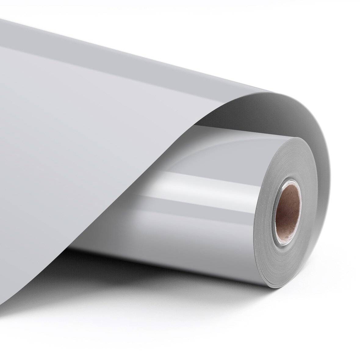 Große Rolle grauer Klebstofffolie oder Vinylblatt, teilweise auf weißem Hintergrund abgerollt.