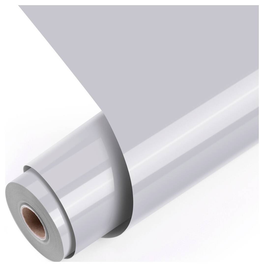 Eine Rolle reflektierender silberner Klebstofffolie mit einem losen Blatt, das sich nach oben abschält, auf weißem Hintergrund gezeigt.