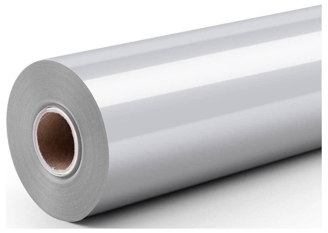 Rolle aus reflektierendem silbernem Metallfolien- oder -film auf weißem Hintergrund, in Nahaufnahme mit sichtbarem Kartonkern dargestellt.
