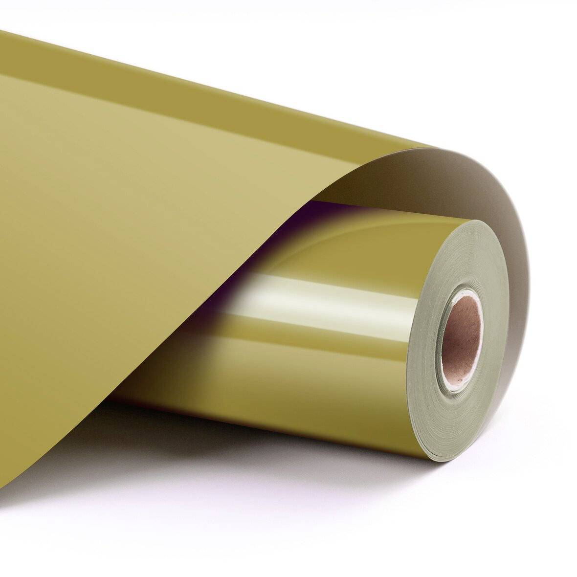 Eine Rolle metallisches goldenes Geschenkpapier, das auf weißem Hintergrund teilweise abgerollt ist.