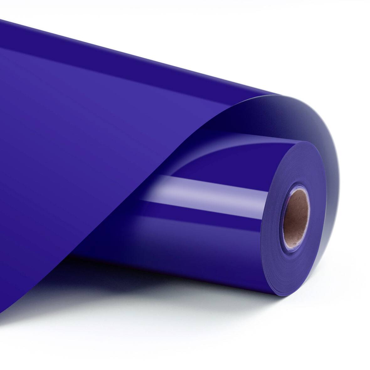 Eine Rolle glänzenden blauen Kunststoff- oder Vinyl-Films, die auf weißem Hintergrund teilweise abgerollt ist.