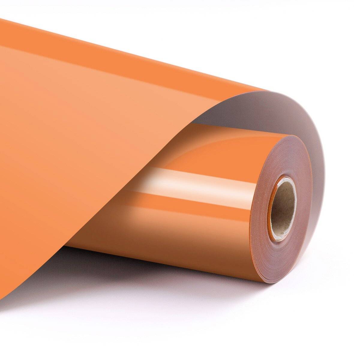 Aufgerollte orangefarbene Vinylfolie oder Klebematerial auf einer Spule, teilweise abgerollt auf weißem Hintergrund.