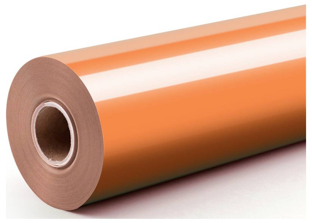 Eine Rolle orangefarbener metallischer Film oder Folie mit einem reflektierenden weißen Streifen, gezeigt aufgerollt auf weißem Hintergrund.