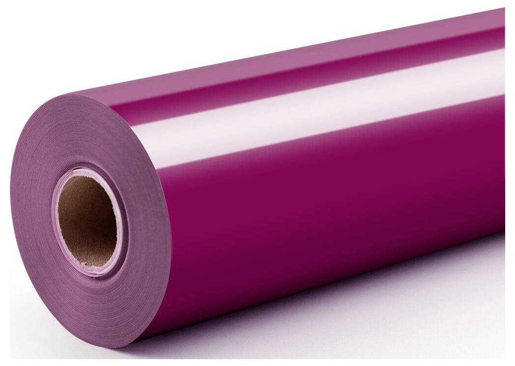 Eine Rolle glänzende magentafarbene Vinylfolie oder Verpackungsmaterial auf weißem Hintergrund.