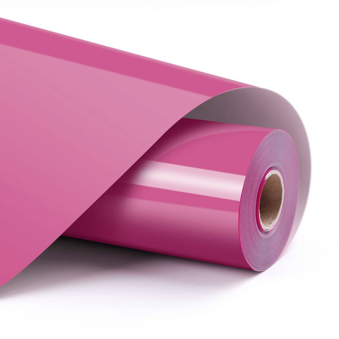Eine Rolle glänzend rosa Geschenkpapier, die auf weißem Untergrund teilweise abgerollt ist.