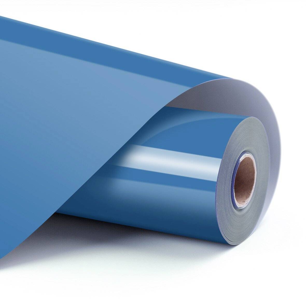 Eine Rolle aus glänzendem blauem Kunststofffilm oder Vinylmaterial, das auf weißem Hintergrund teilweise abgerollt ist.