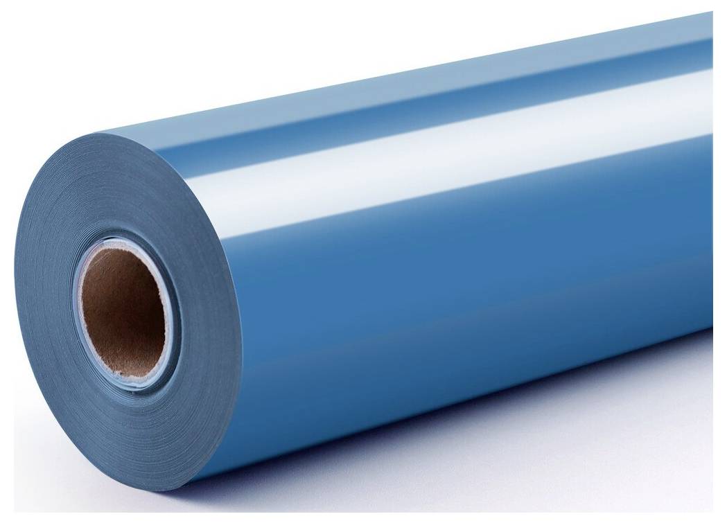 Eine Rolle blaue Klebevinyls oder Folie auf einer weißen Oberfläche.