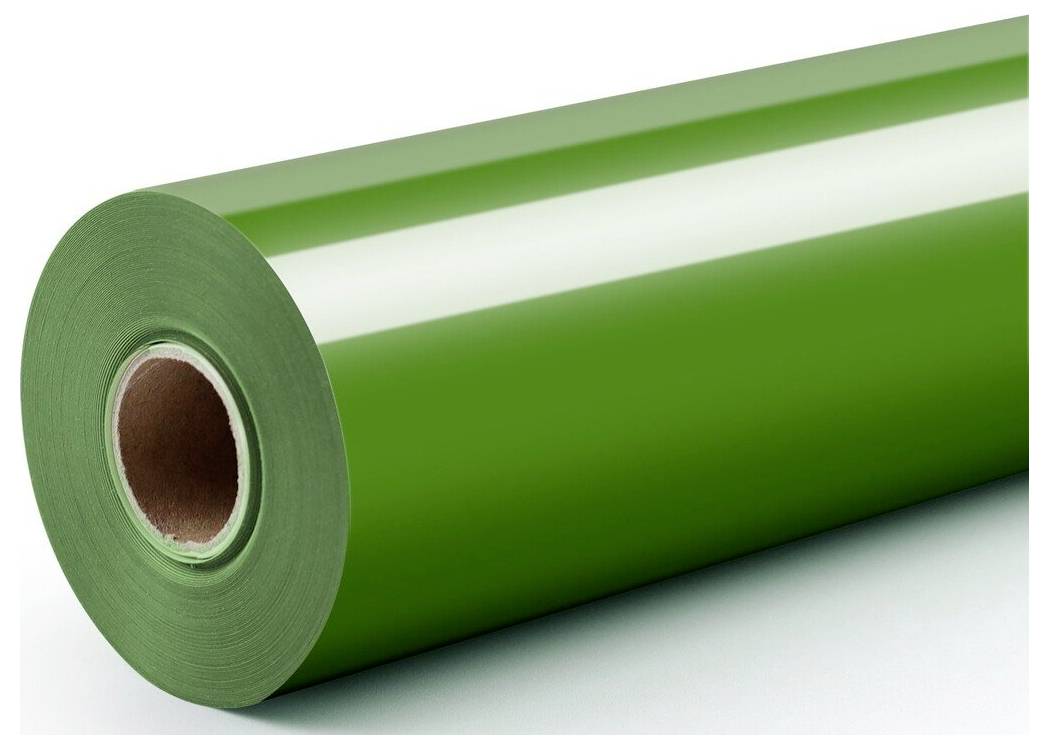 Eine Rolle glänzendes grünes Vinylfilm oder Verpackungsmaterial auf weißem Hintergrund.