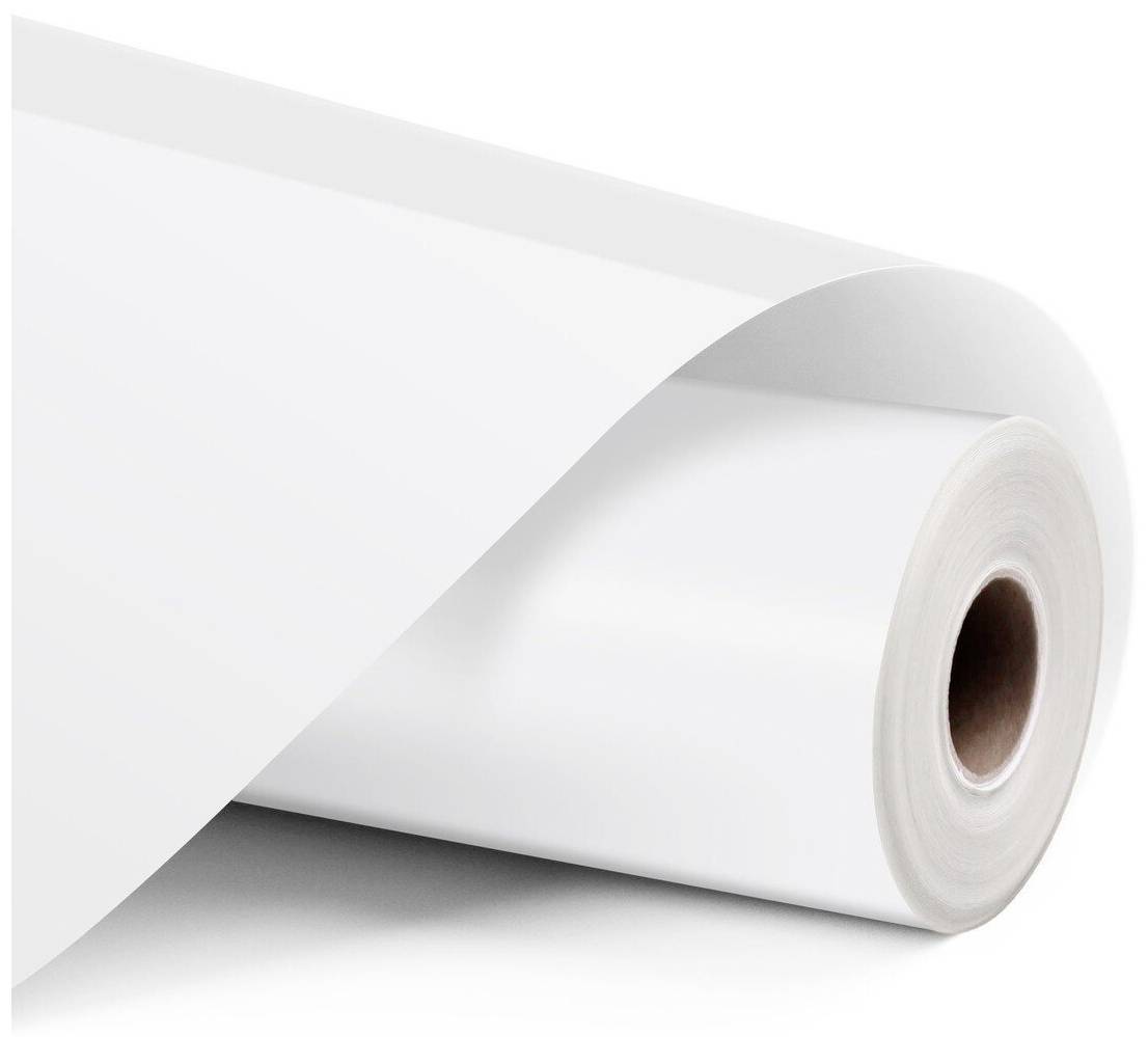 Eine Rolle aus weißem Papier oder Vinyl-Material, die auf einem einfachen weißen Hintergrund teilweise abgerollt ist.