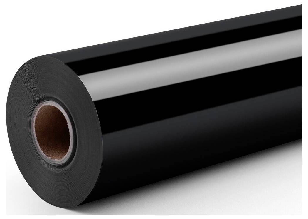 Schwarze Rolle aus glänzender Klebstofffolie oder Film, leicht abgerollt dargestellt mit sichtbarem Pappkern auf weißem Hintergrund.
