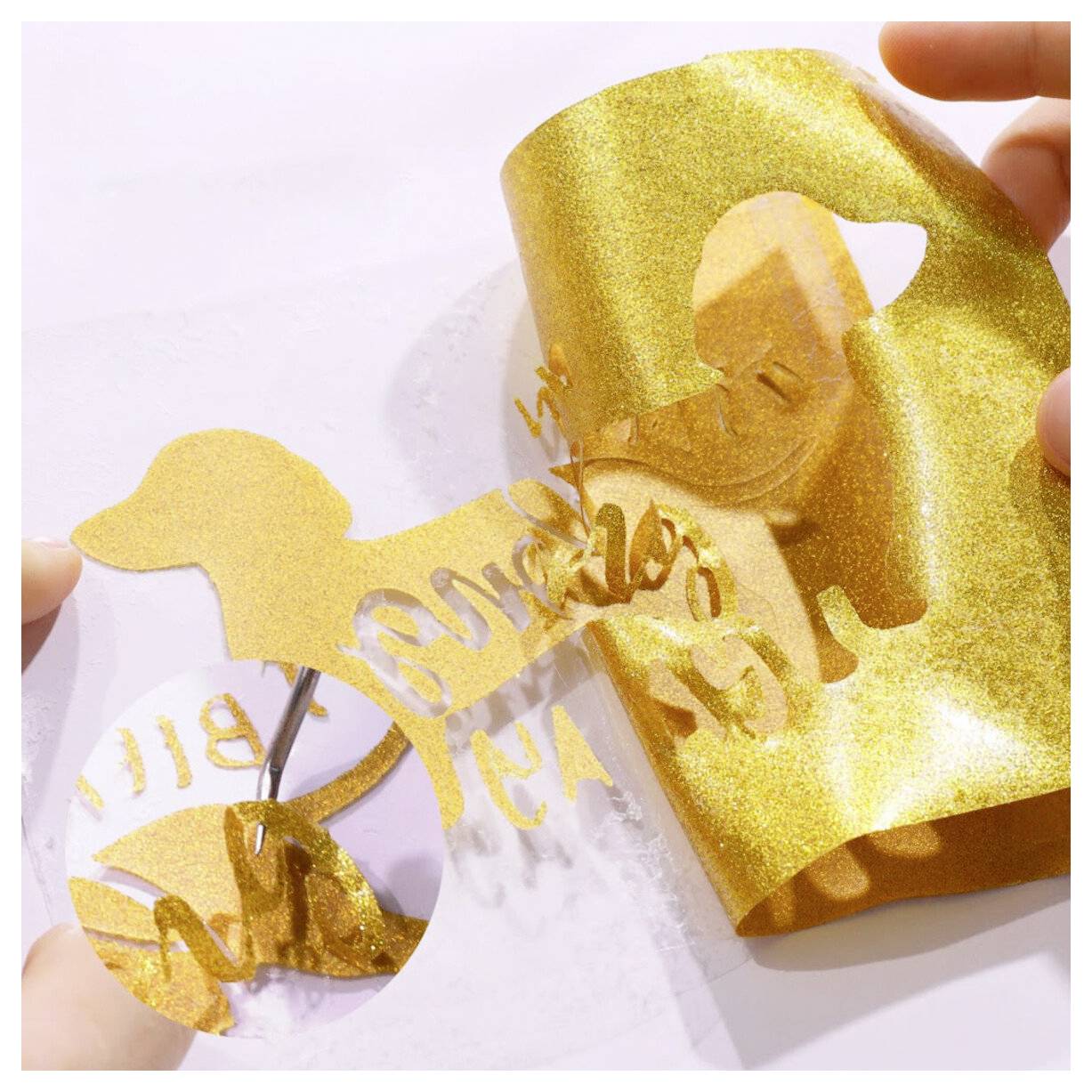Hände, die eine glitzernde goldene Schablone oder Aufkleber von einer klaren Oberfläche abziehen und dabei ausgestanzte Buchstaben darunter enthüllen.