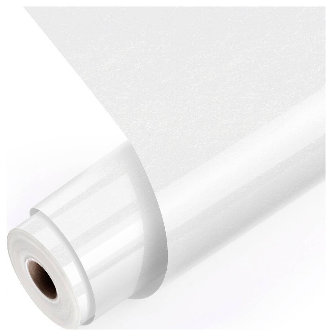 Eine Rolle aus transparenter Kunststofffolie oder Verpackungsfolie mit einem Pappkern, diagonal auf weißem Hintergrund dargestellt.