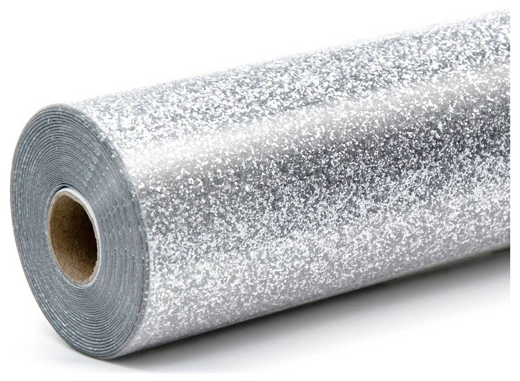 Gerolltes Schaumstoff-Glitterblatt aus Silber mit braunem Kartonkern auf weißem Hintergrund.