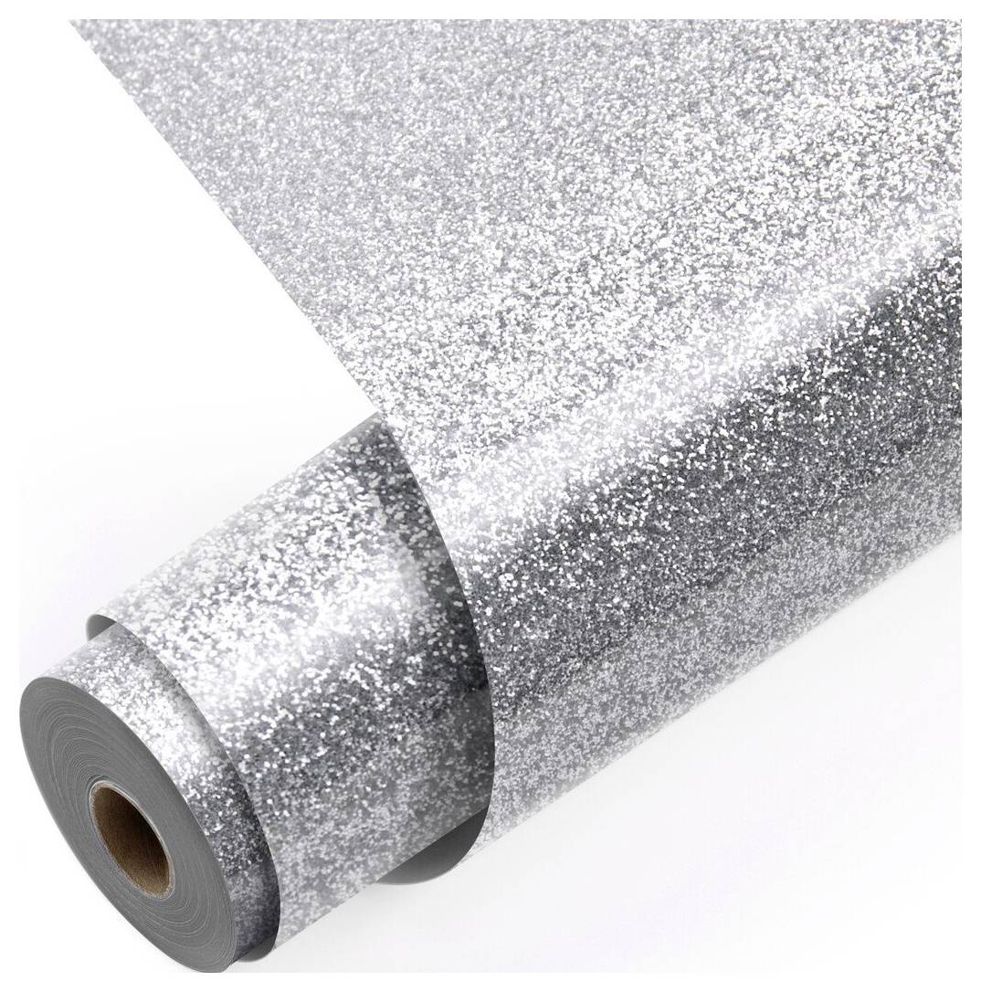 Eine teilweise abgerollte Rolle silberner glitzernder Geschenkpapier auf weißem Hintergrund.