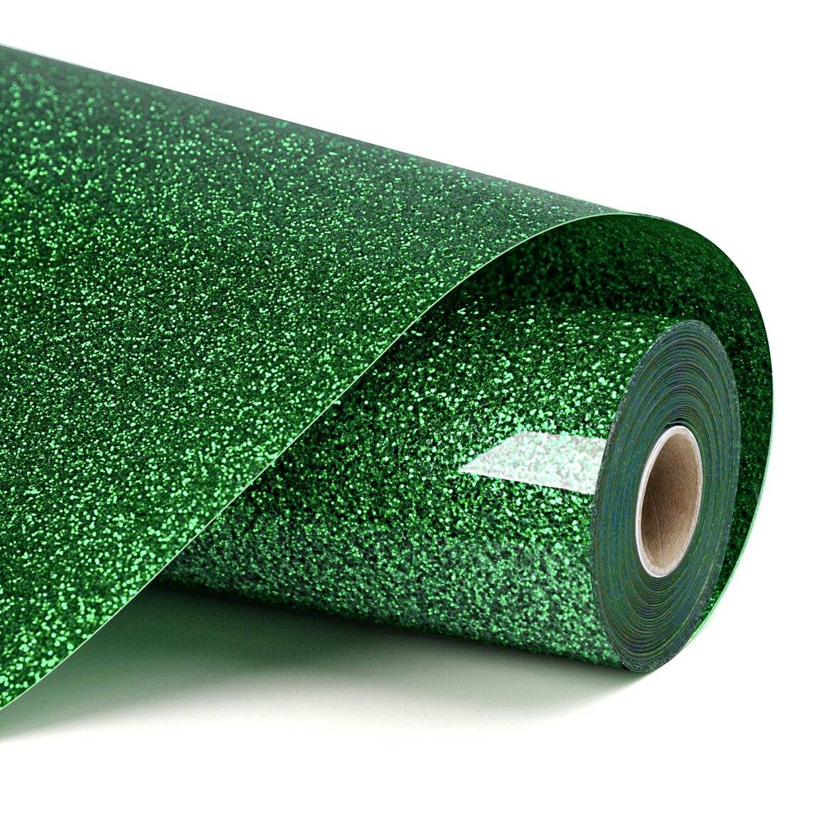 Eine Rolle aus grünem glitzerndem dekorativem Blattmaterial auf weißem Hintergrund.