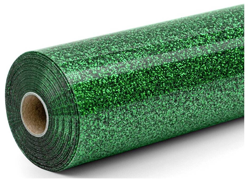 Rolle aus grünem glitzerndem Klebe-Bastelvinyl auf weißem Hintergrund.