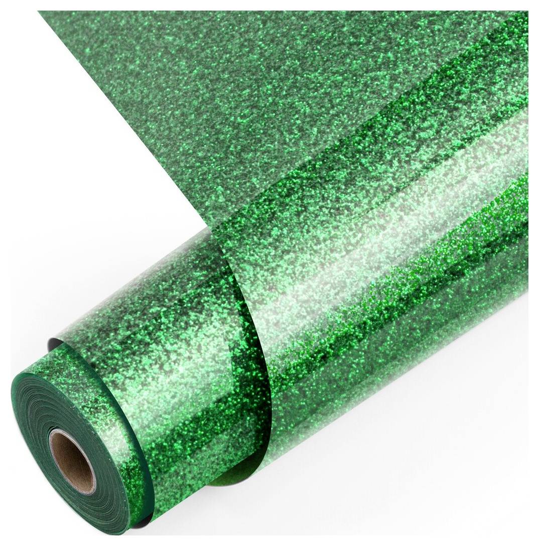 Aufgerollte grüne glitzernde Handwerk-Vinyl oder Klebefolie auf weißem Hintergrund, teilweise abgerollt, um ihre glänzende Textur zu zeigen.