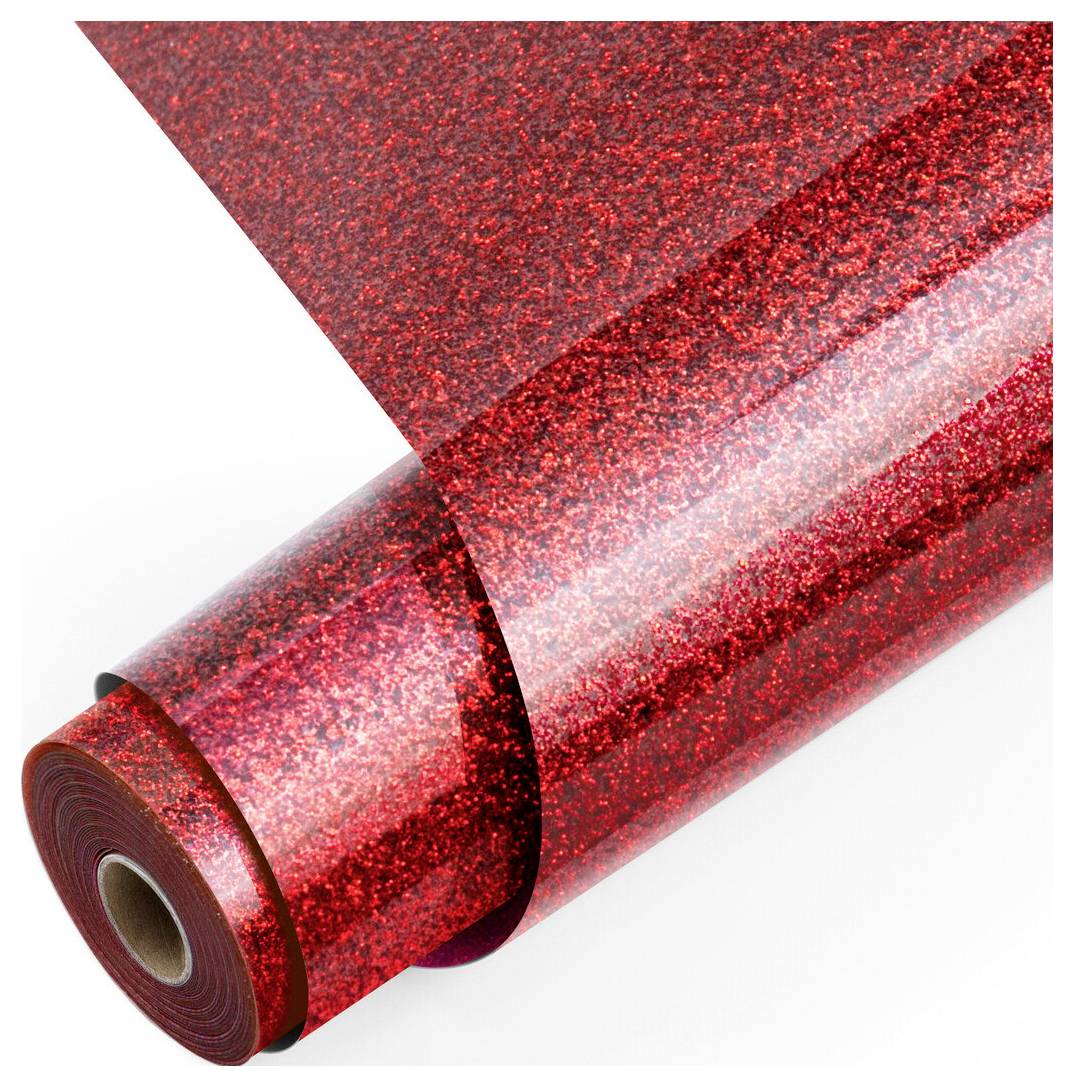 Rolle aus rotem glitzerndem Dekofilm oder Verpackungsmaterial diagonal auf weißem Hintergrund abgerollt