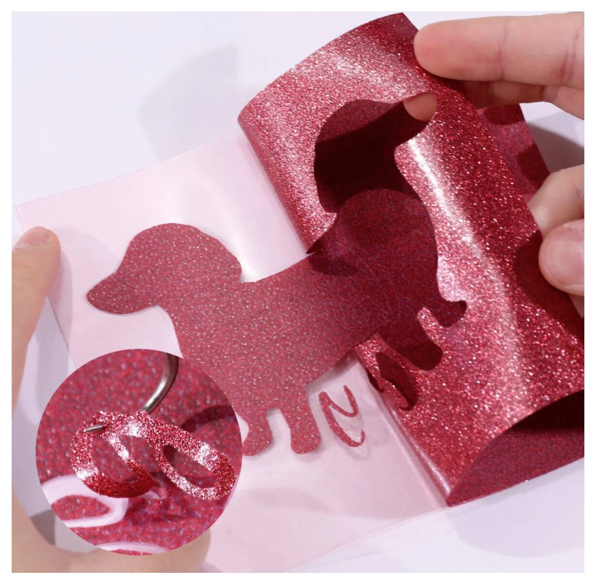 Hände schälen einen glitzernden, rot gefärbten, hundeförmigen Schablone von einer rosa Karte ab und enthüllen dabei ein ausgeschnittenes Design.