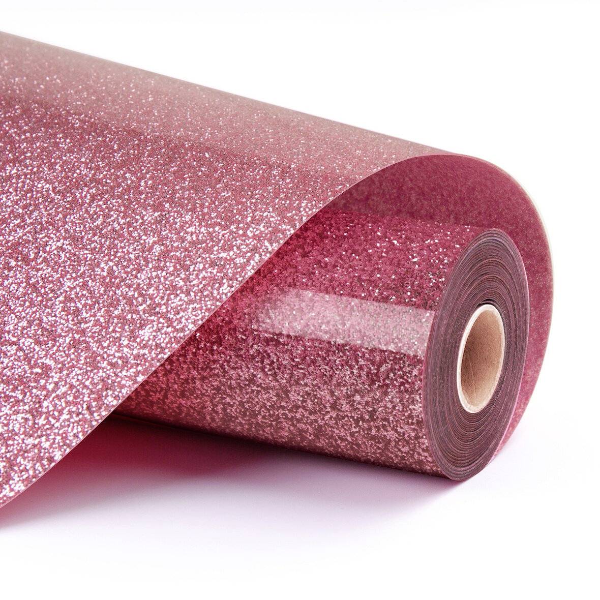 Eine Rolle rosa glitzerndes dekoratives Vinyl- oder Verpackungsmaterial auf weißem Hintergrund.
