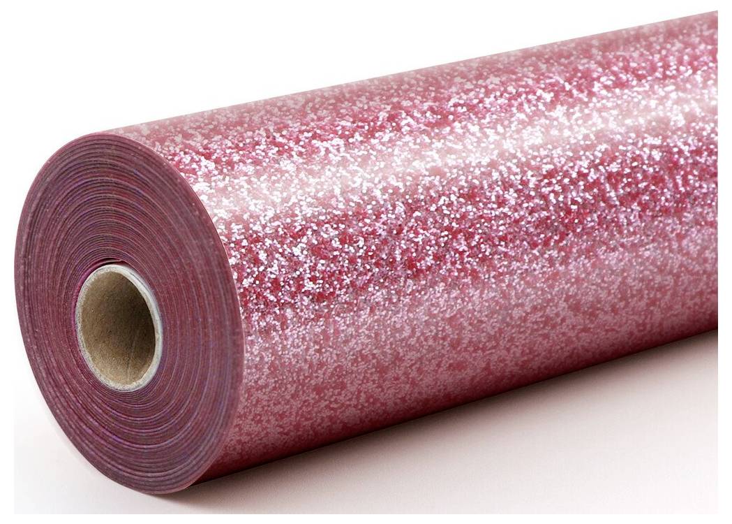Rolle aus rotem glitzerndem Haftkleber oder Bastelvinyl auf einer Pappröhre vor weißem Hintergrund.