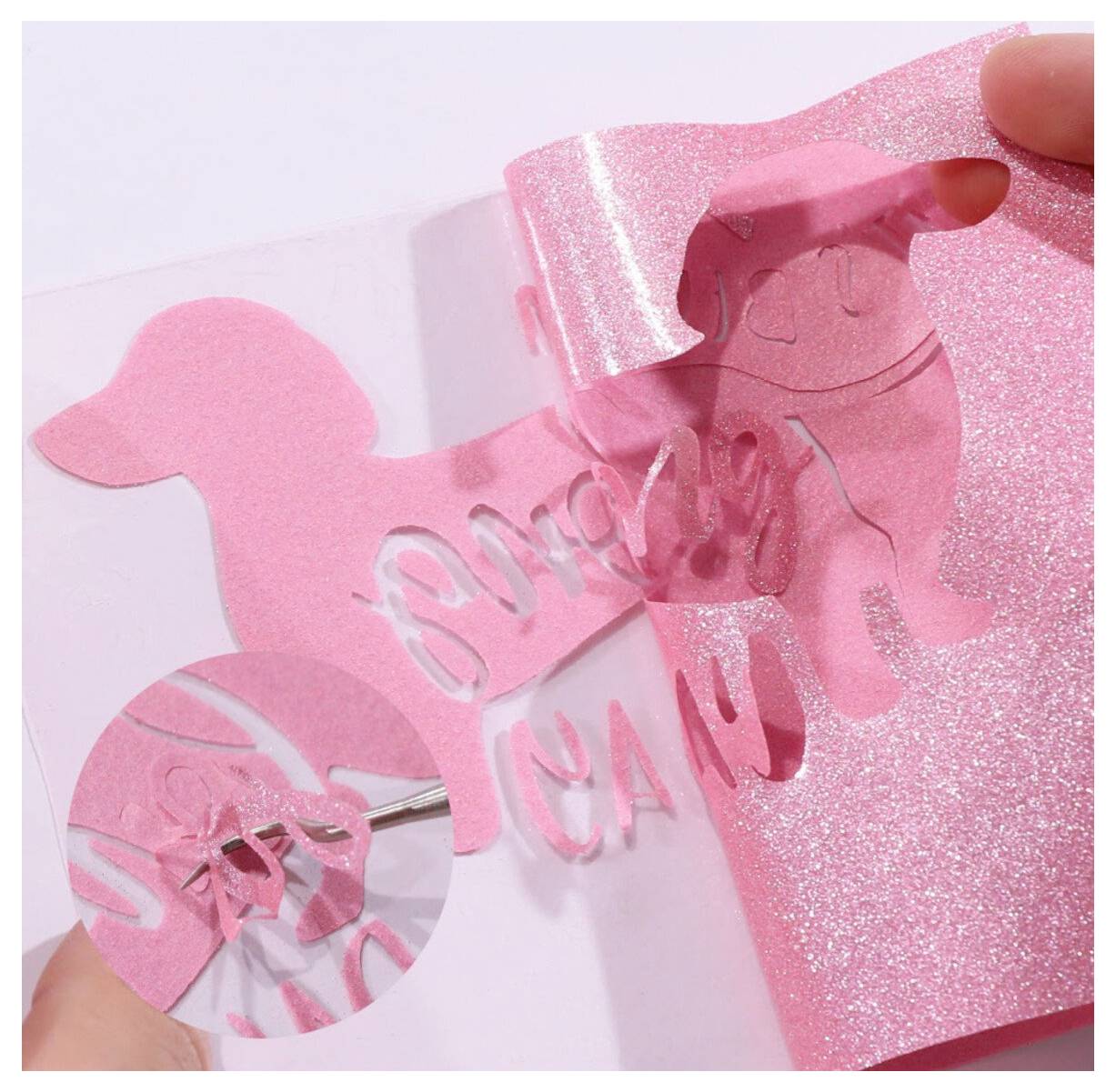 Hände schälen rosa glitzernde Klebstoffbuchstaben von einem transparenten Blatt ab und enthüllen eine Hundewelpen-Silhouette.