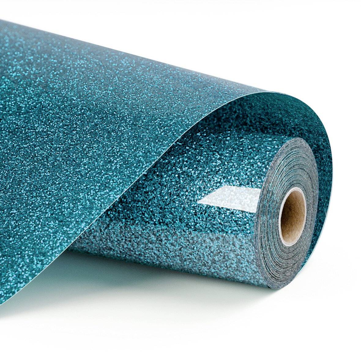 Aufgerolltes türkises glitzernd Bastelpapier auf weißem Hintergrund, mit dem Blatt, das sich über die Rolle ausbreitet.