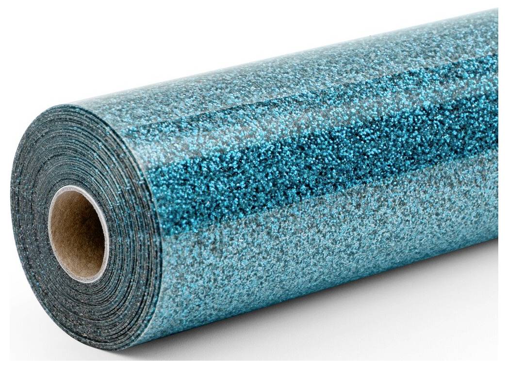 Eine Rolle aus türkisfarbenem glitzerndem Kleber oder Handwerksvinyls auf weißem Hintergrund.