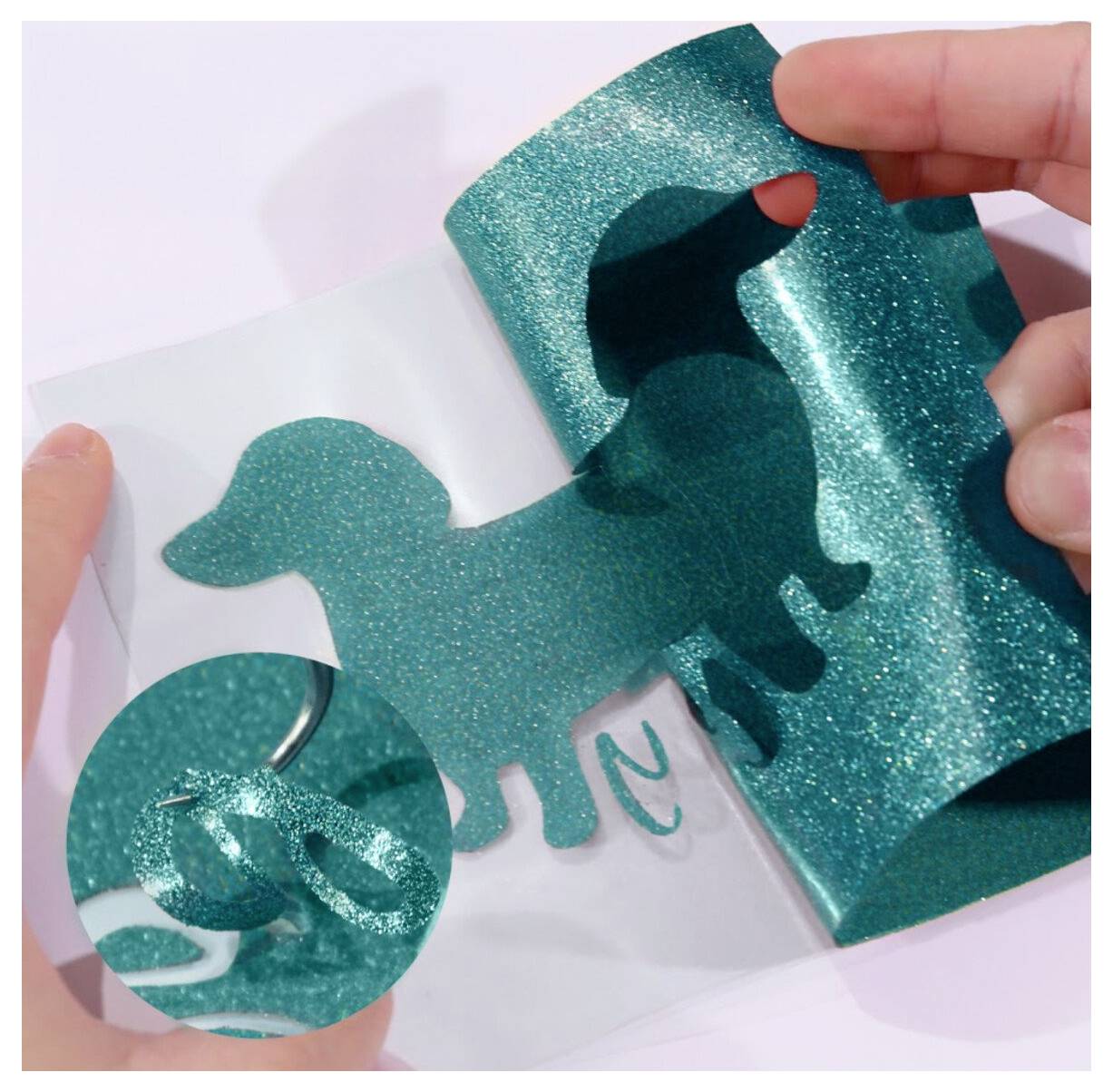 Hände, die einen glitzernden türkisfarbenen hundeförmigen Aufkleber von einer durchsichtigen Trägerfolie abziehen, wobei das Design entfernt wird.