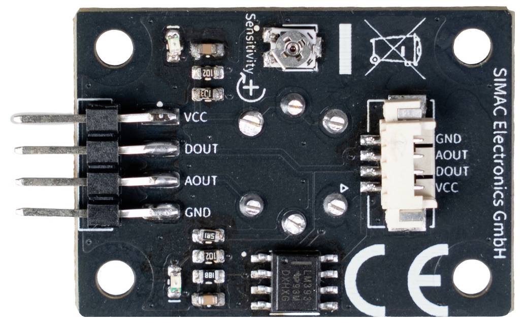 Foto eines kleinen schwarzen elektronischen Sensormodul-Schaltkreisbretts mit 4-poligen Steckverbindern, die mit VCC, DOUT, AOUT und GND gekennzeichnet sind, sowie einer Empfindlichkeitseinstellschraube.