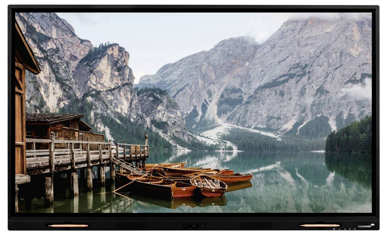 Flachbildfernseher zeigt einen malerischen Bergsee mit Holzsteg und Ruderbooten im Vordergrund.