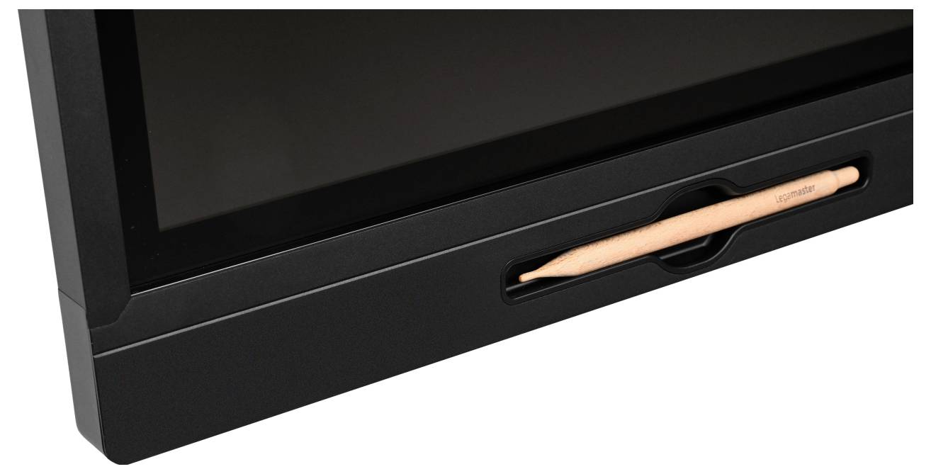 Nahaufnahme eines schwarzen Monitors oder Tablets mit einem Stylus, der in einem integrierten Schlitz entlang der unteren Kante gelagert ist.