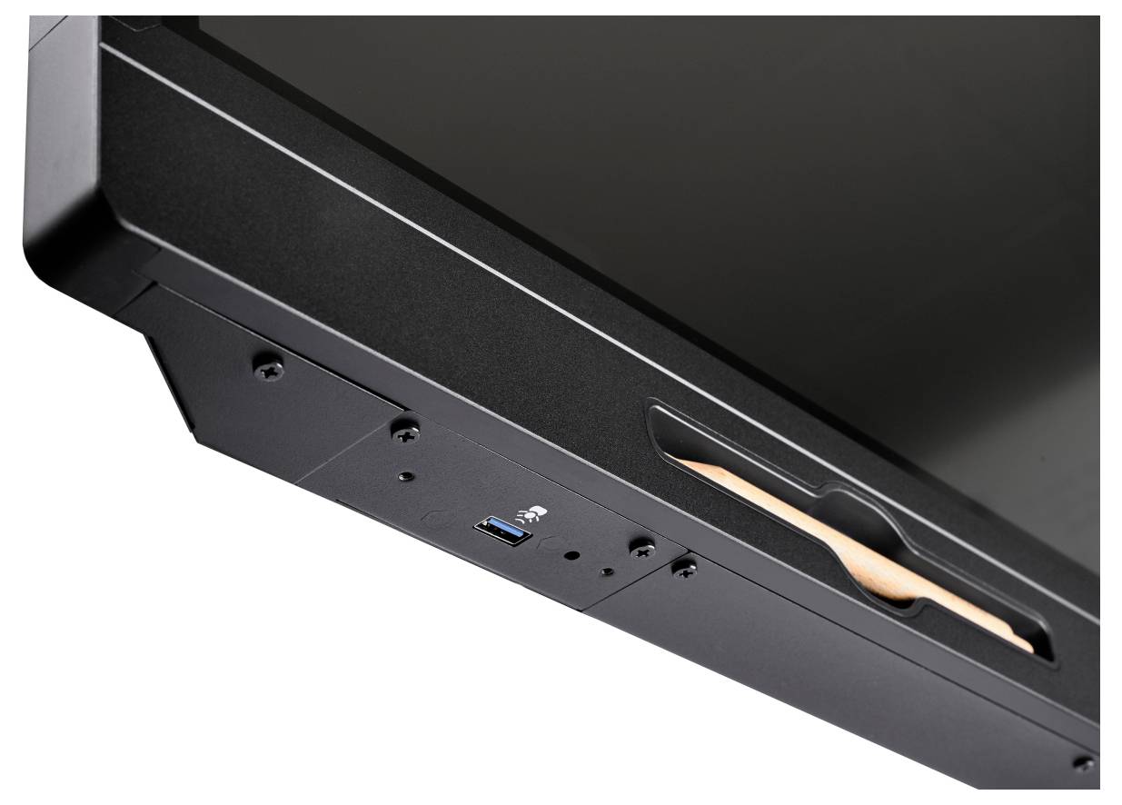 Nahaufnahme einer schwarzen Gerätekante mit einem blauen USB-Anschluss und einem vertieften Griff, vor weißem Hintergrund dargestellt.