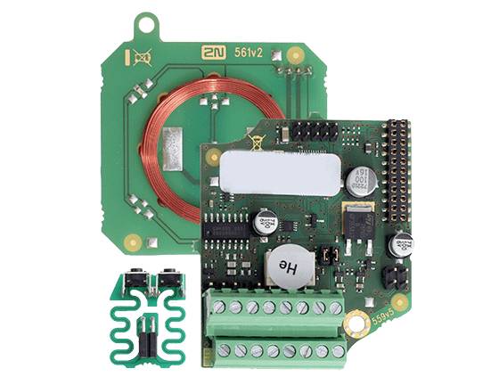 Elektronische Leiterplatten mit einer Kupferspule und Anschlussklemmen, dargestellt als überlappende grüne Leiterplattinmodule auf weißem Hintergrund.
