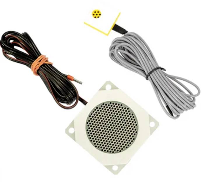 Elektronische Sprecherkomponente mit zwei verdrahteten Leitungen, dargestellt mit schwarzem und grauem Kabel und einem perforierten runden Gitter auf einer quadratischen Halterung.
