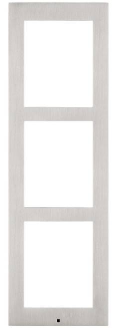 Eine gebürstete Metallfrontplatte in Rechteckform mit drei vertikal übereinander angeordneten rechteckigen Öffnungen und einem kleinen schwarzen Sensor oder einer Schraube in der Nähe des unteren Endes.