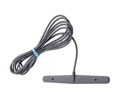 Langes schwarzes Kabel mit einem schlanken rechteckigen Steckerbalken, wahrscheinlich ein Antennen- oder Sensorzubehör, dargestellt auf weißem Hintergrund.